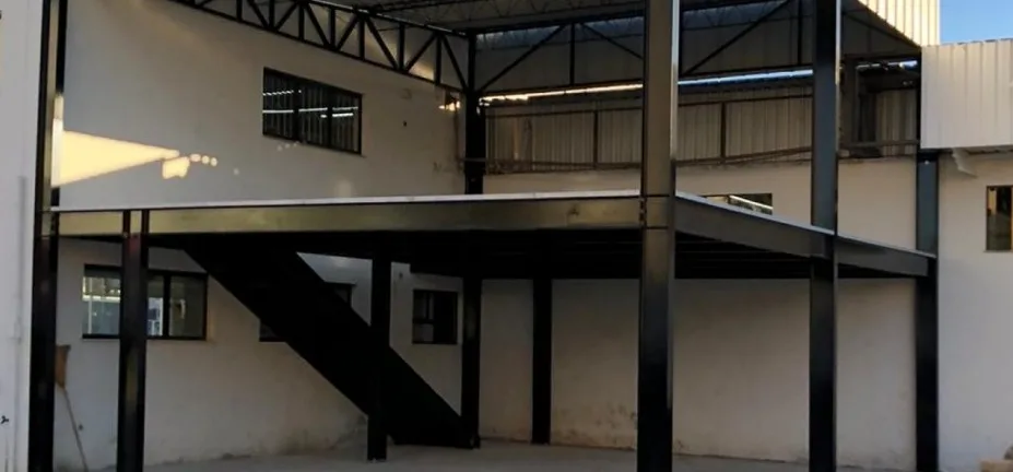 Mezanino metálico com escada interna em galpão