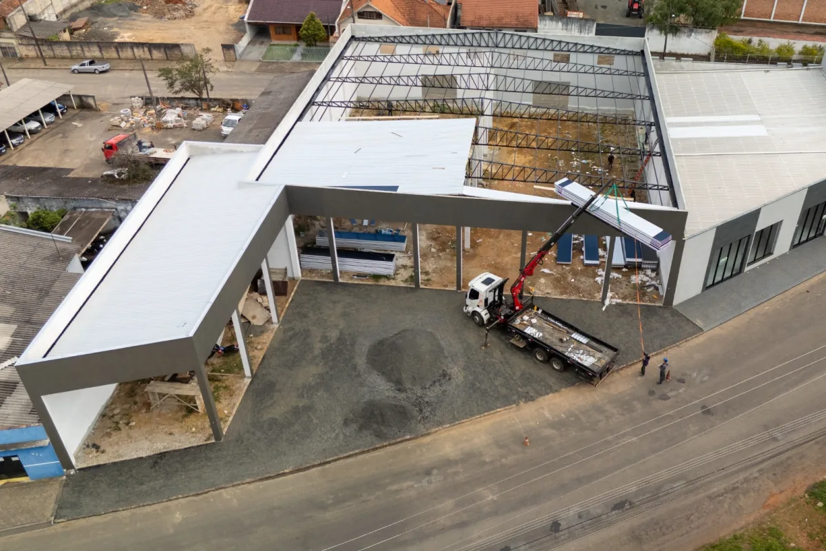 Obra comercial com cobertura metálica e estrutura aparente