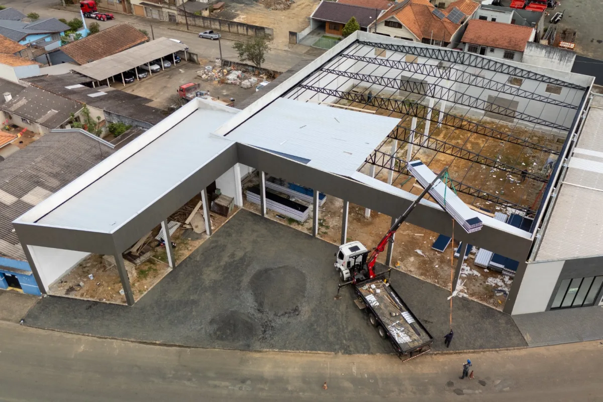 Vista aérea de galpão em montagem