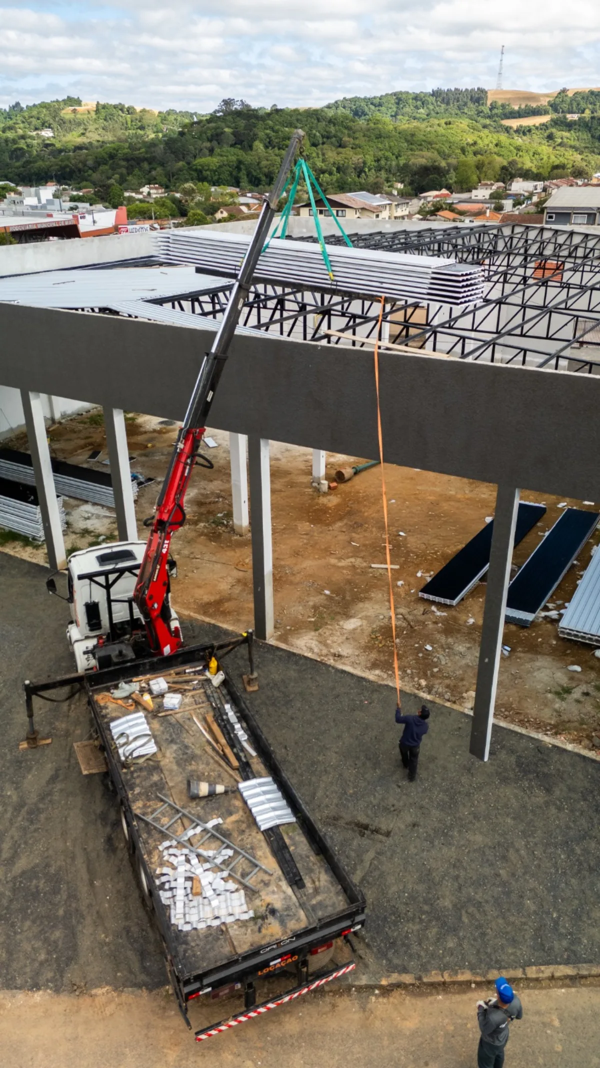 Estrutura metálica sendo içada por caminhão-guindaste
