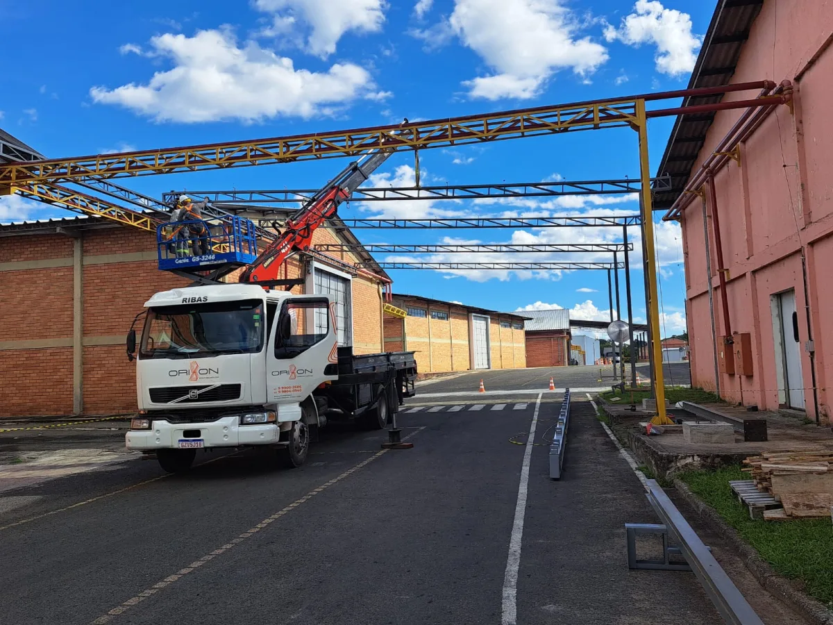 Caminhão da Orion transportando estrutura metálica