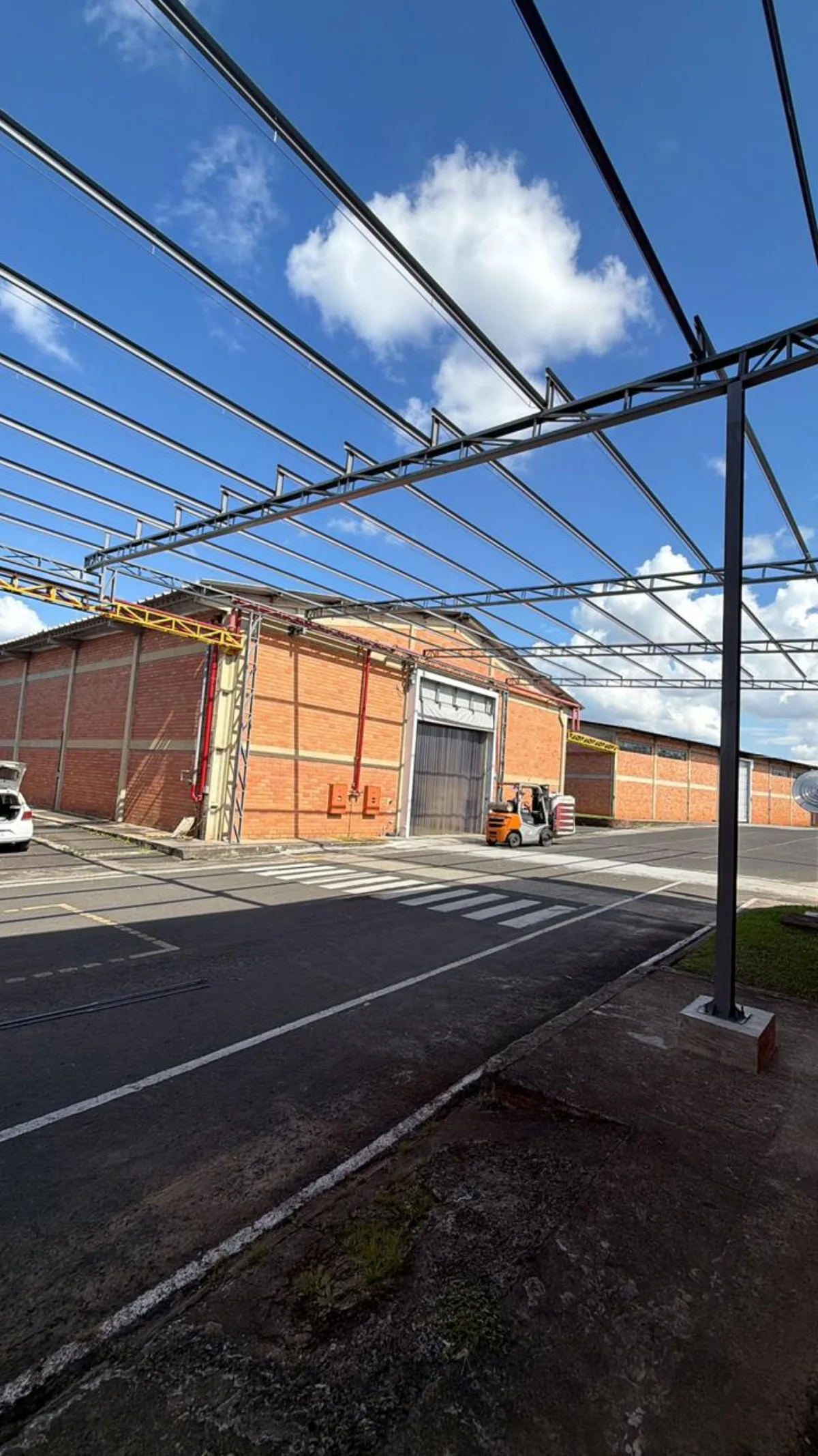 Estrutura metálica em obra industrial